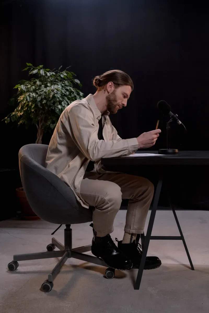 Locución, voz en off y apoyo técnico durante entrevistas